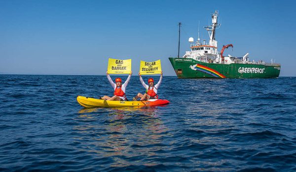 След тревожните инциденти с дронове: акция с Arctic Sunrise в Черно море предупреждава за рисковете от газовия проект „Нептун Дийп“